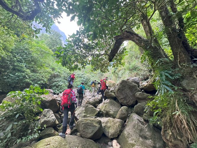 Trekking ChuVa12 Can Chua Thìa Sảng